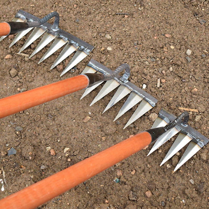 Gartenwerkzeug: Stahlharke zur präzisen Unkrautentfernung und effektiven Bodenbearbeitung im Gemüsegarten.