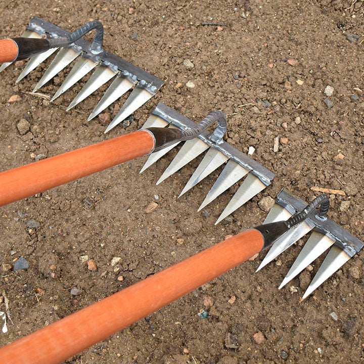 Gartenwerkzeug: Stahlharke zur präzisen Unkrautentfernung und effektiven Bodenbearbeitung im Gemüsegarten.