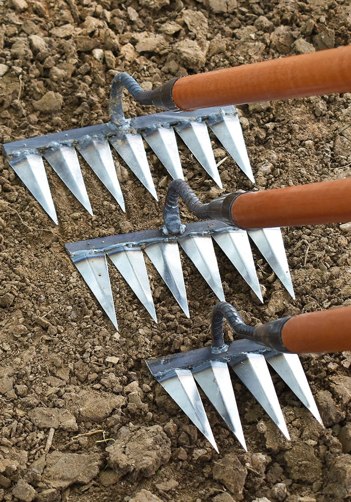 Multifunktionaler Unkrautschneider als Gartenharke für Unkrautjäten, Beetpflege und leichte Gartenarbeit.