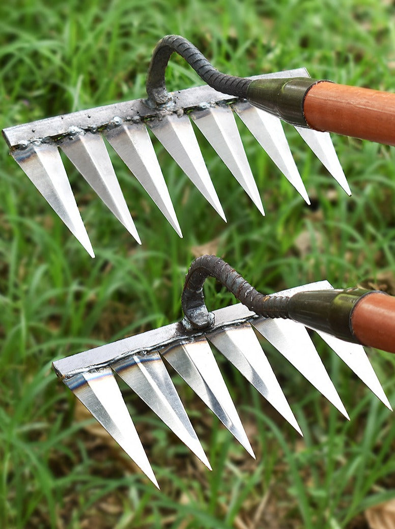 Praktisches Handwerkzeug: Unkrautschneider und Gartenharke für effiziente Gartenarbeit und Hochbeetpflege.