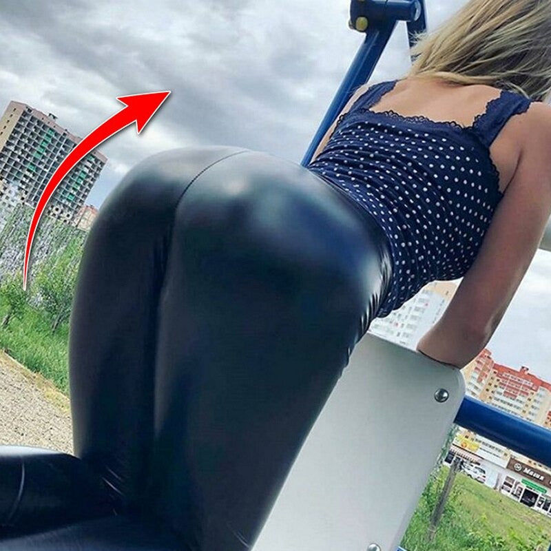 Nahaufnahme der stretchigen Lederlook-Textur der schwarzen Damen Leggings, gefüttert & formgebend.