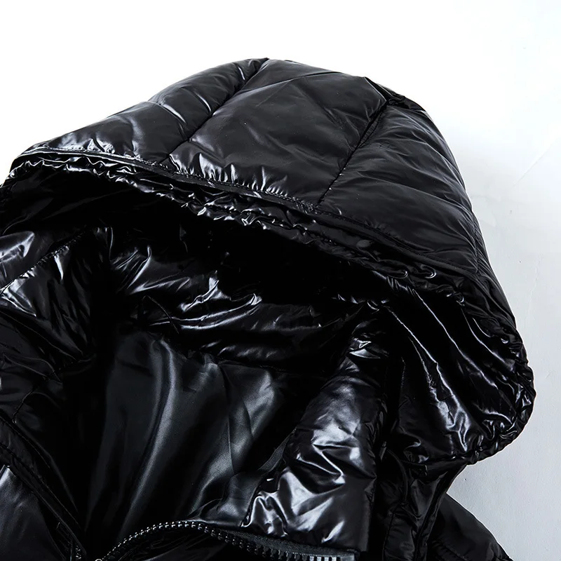 Moderne, glänzende Herren Pufferjacke, stilvolle Winterjacke bietet optimalen Kälteschutz für Männer.