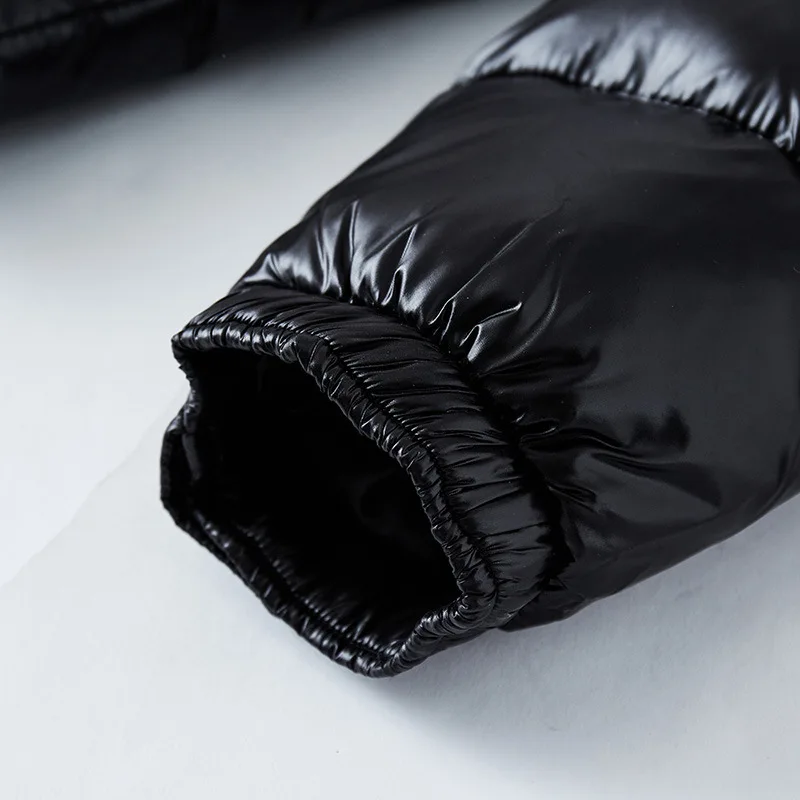 Mann trägt moderne, glänzende Herren Winterpufferjacke, warm & bequem für Outdoor-Freizeit.