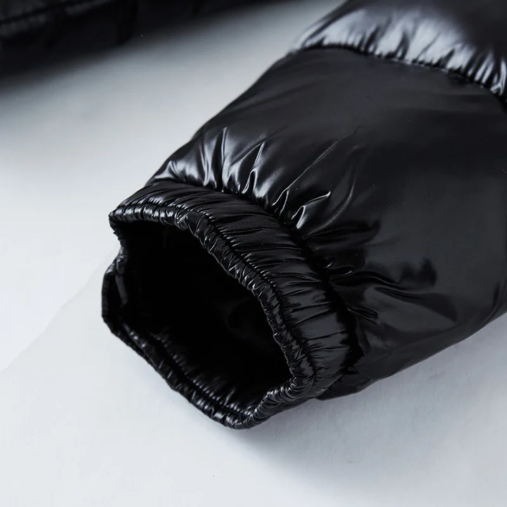 Mann trägt moderne, glänzende Herren Winterpufferjacke, warm & bequem für Outdoor-Freizeit.