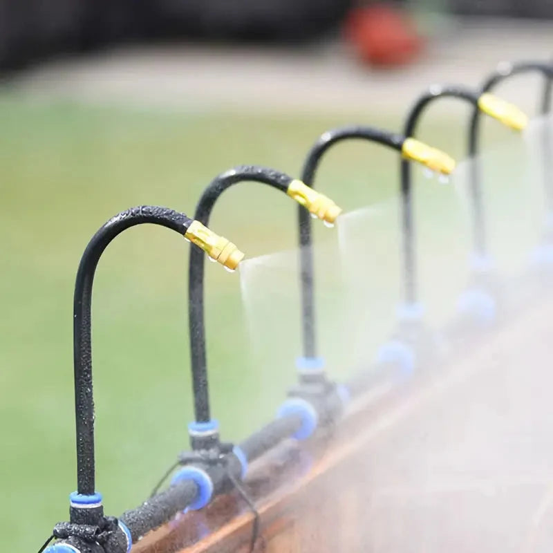Effizientes Garten Vernebelungssystem kühlt Terrasse & bewässert Pflanzen im Außenbereich, ideal für Sommer.