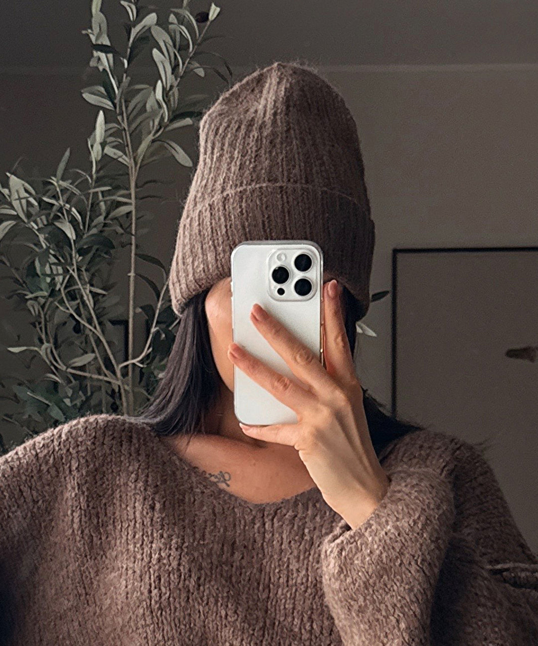 Stylische Damenmütze aus weichem Strick, ideal für kalte Tage im Herbst und Winter.
