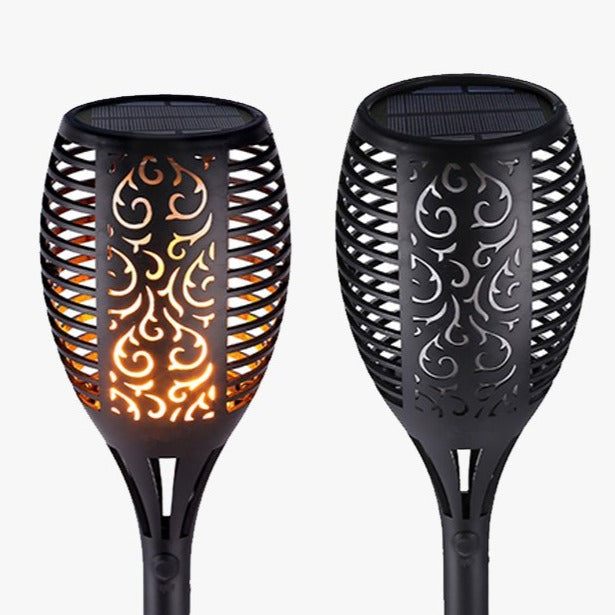 Mehrere kabellose Solar Flammen-Fackeln schaffen stimmungsvolle Atmosphäre auf Terrasse & Garten.