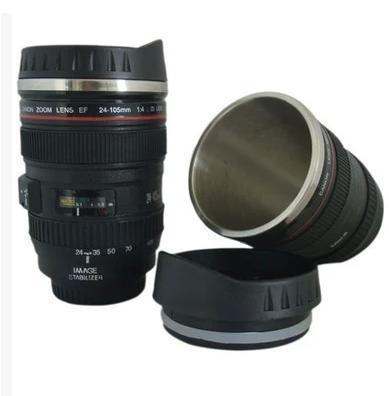 Hochwertiger Thermo-Reisebecher im Design eines Kameraobjektivs. Perfekte Geschenkidee für Fotoliebhaber.