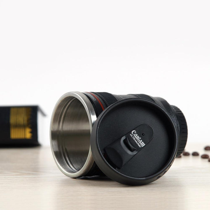 Praktische Kaffeetasse in Form eines Zoomobjektivs. Detailreich, schwarz-weiß, ein Muss für Technikfans.