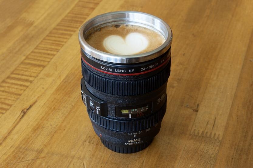Einzigartiger schwarzer Kameraobjektiv-Becher mit Zoomring, perfekt als Tasse oder Deko für Fotostudios.