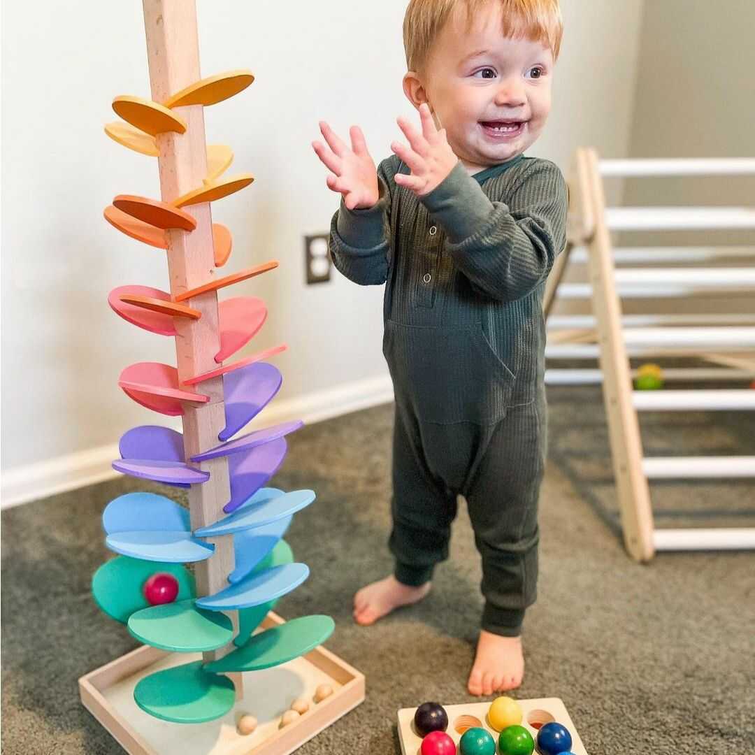 Regenbogen-Klangbaum "Luca" für Babys & Kleinkinder; Holz-Murmelbahn fördert sensorische Entwicklung & Motorik.