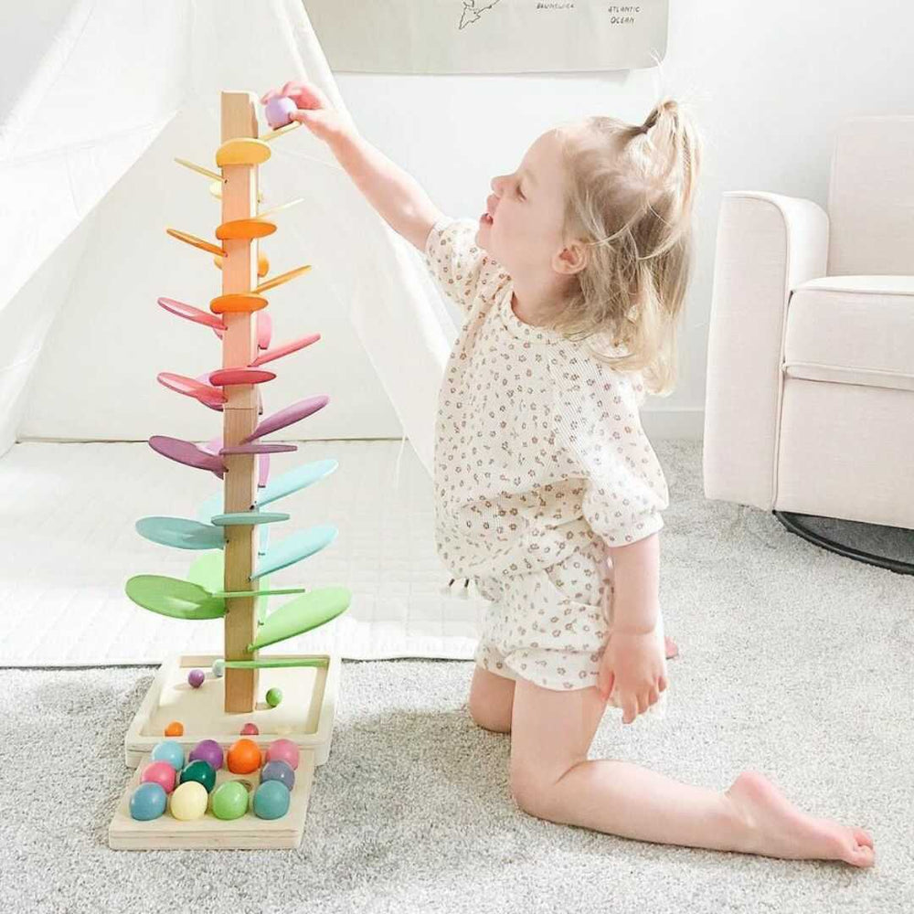 Bunter Regenbogen Klangbaum mit Holzmurmeln für Kleinkinder; spielerisch Farben, Klänge & Ursache-Wirkung lernen.