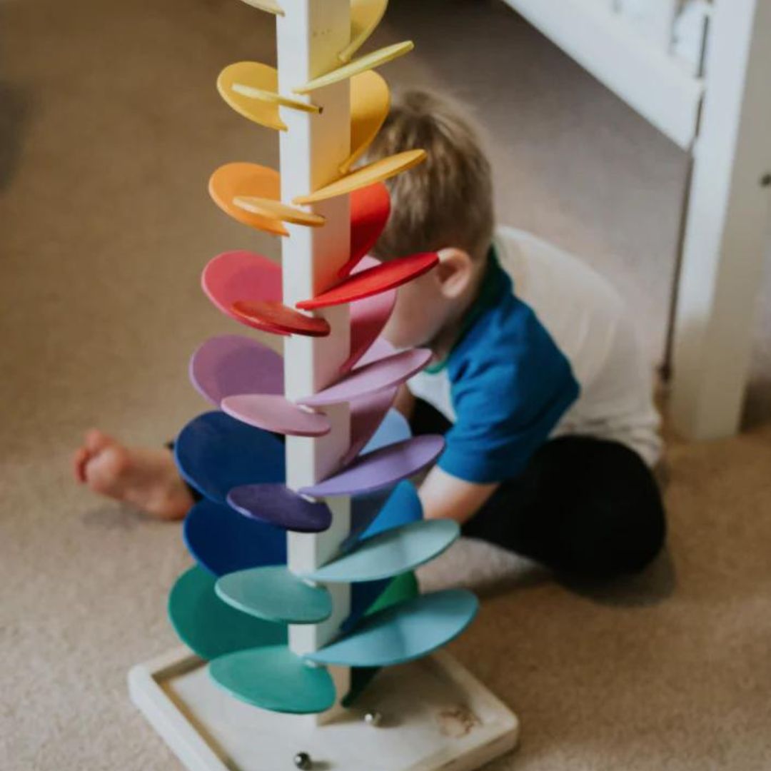 Regenbogen-Murmelturm als Entwicklungsspielzeug; verbessert motorische Fähigkeiten & vermittelt Ursache-Wirkung bei Kindern.