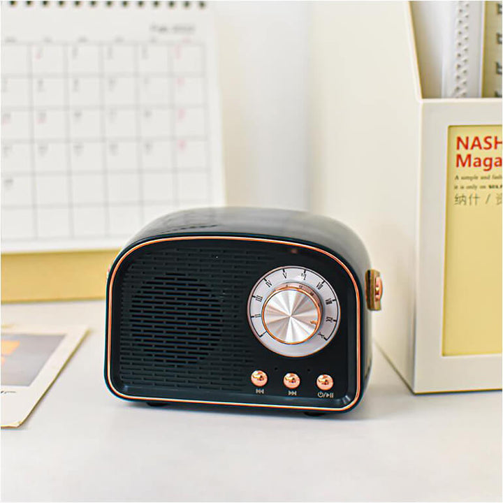Moderner Bluetooth Lautsprecher im charmanten Retro-Design, kabellos und praktisch für jeden Ort.