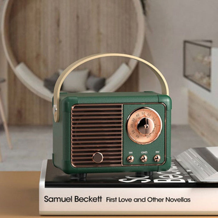 Tragbarer Retro Bluetooth Mini Lautsprecher mit Freisprechfunktion für unterwegs. Kompakt & praktisch.