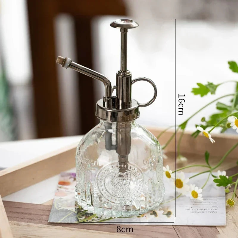 Retro Glas Sprühgerät für stilvolle Bewässerung von Zimmerpflanzen. Perfekt für Pflanzenpflege & Homedekor.