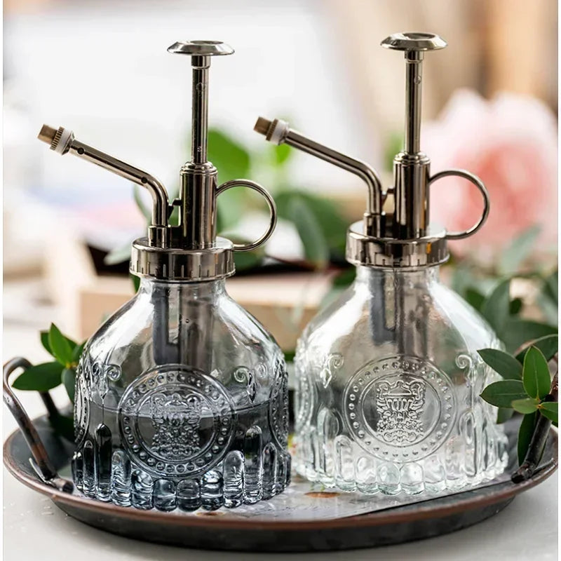 Elegantes Glas Sprühgerät im Retro Design für Vintage Pflanzenpflege. Ideal für Zimmerpflanzen & Gartenliebhaber.