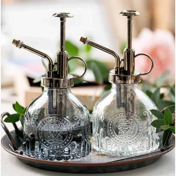 Elegantes Glas Sprühgerät im Retro Design für Vintage Pflanzenpflege. Ideal für Zimmerpflanzen & Gartenliebhaber.
