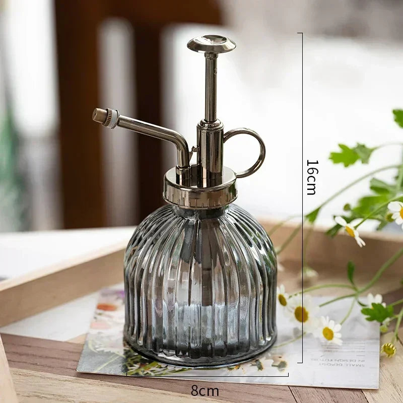 Vintage Glas Pflanzen Sprühgerät im Retro Design für stilvolle Pflanzenpflege. Ideal für Zimmerpflanzenliebhaber.