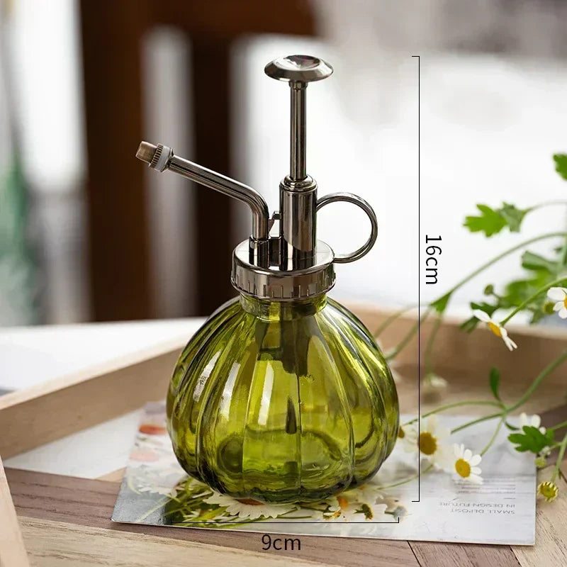 Dekoratives Retro Glas Sprühgerät für die Bewässerung von Zimmerpflanzen. Ein stilvolles Homedekor & Garten Zubehör.