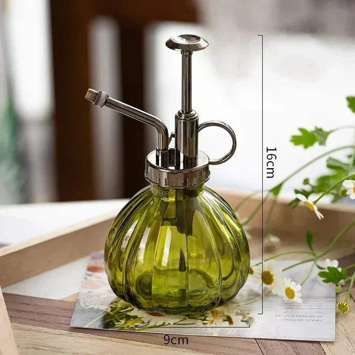 Dekoratives Retro Glas Sprühgerät für die Bewässerung von Zimmerpflanzen. Ein stilvolles Homedekor & Garten Zubehör.