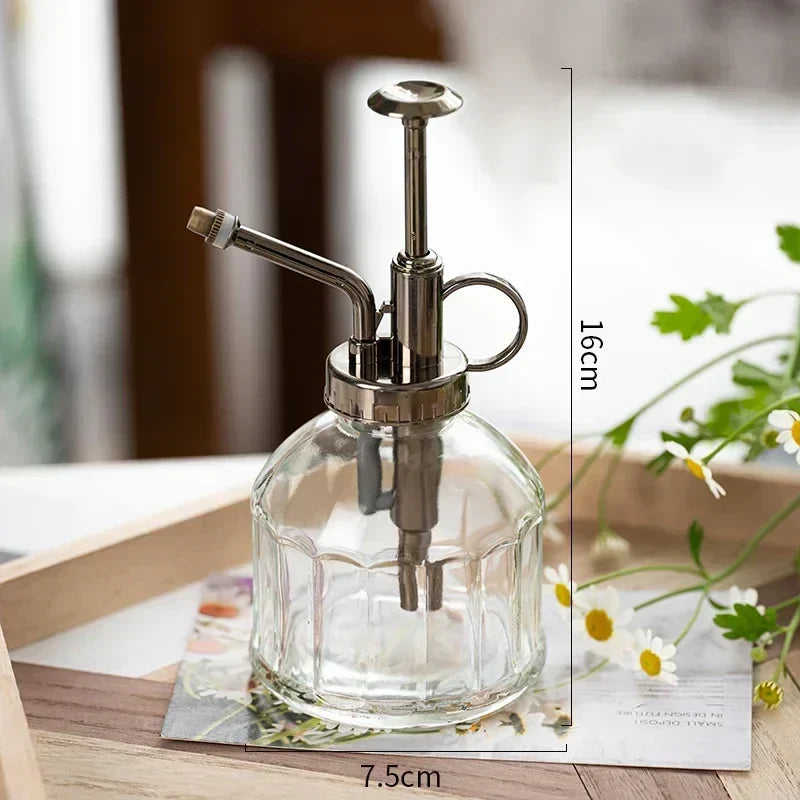 Schöne Geschenkidee: Retro Glas Sprühgerät für Pflanzenliebhaber. Perfekt für stilvolle Bewässerung & Pflanzenpflege.