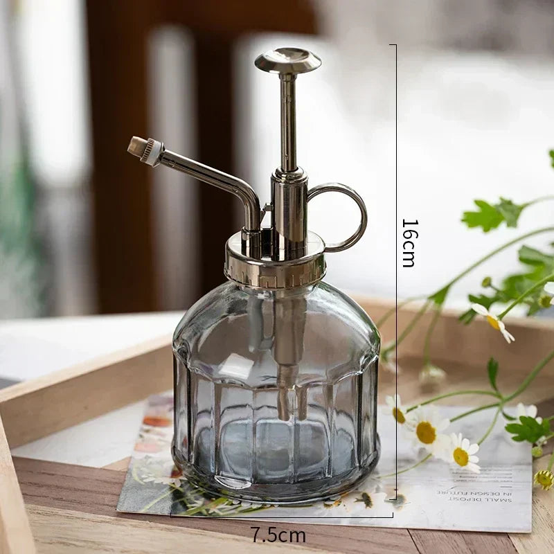 Retro Glas Sprühgerät, ideal für die tägliche Pflanzenpflege von Zimmerpflanzen. Kombiniert Funktionalität & Stil.