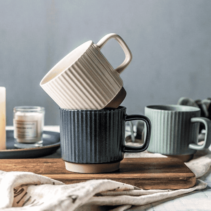 Beiger Vintage Keramik Kaffeebecher, perfekt für gemütliche Stunden mit Heißgetränken.