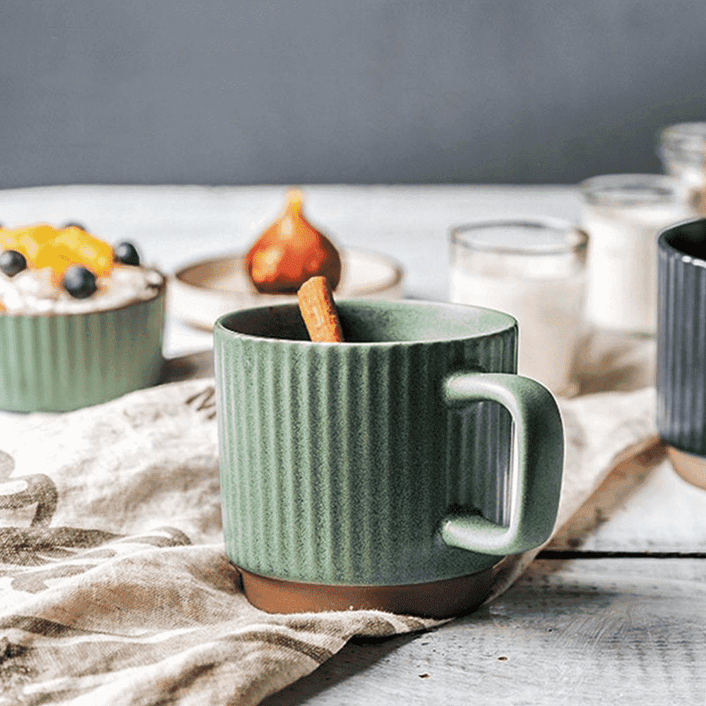 Blauer Retro Porzellan Becher, ideal als Geschenk für Kaffeeliebhaber oder Teetrinker.