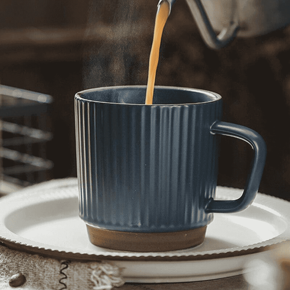 Handgefertigter Retro-Look Keramik Becher, in Beige, für den besonderen Kaffeegenuss.