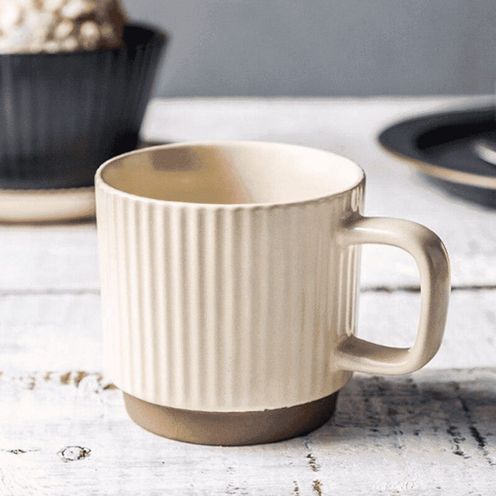 Eleganter Vintage Kaffeepott aus Keramik in Blau, für eine entspannte Morgenroutine.