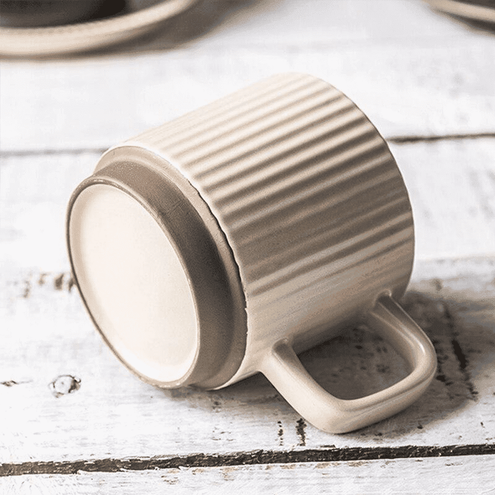 Robuster grüner Keramikbecher im Retro-Design, ideal für Tee, Kaffee oder Kakao.