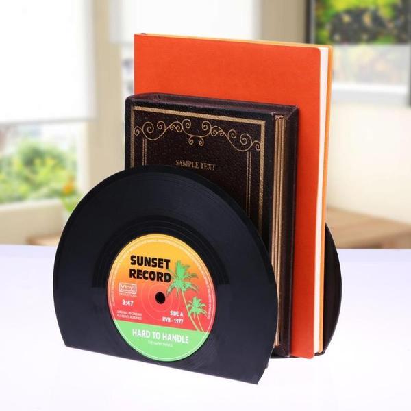 Stilvolle Retro Buchstützen in Vinyl-Optik, perfekt für deine Schallplattensammlung.