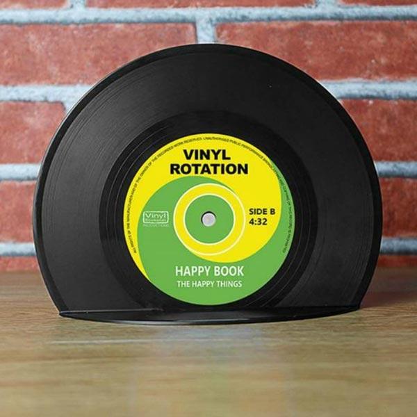 Ein Paar Vintage Buchstützen für Vinyl-Schallplatten, bringt Ordnung ins Musikregal.