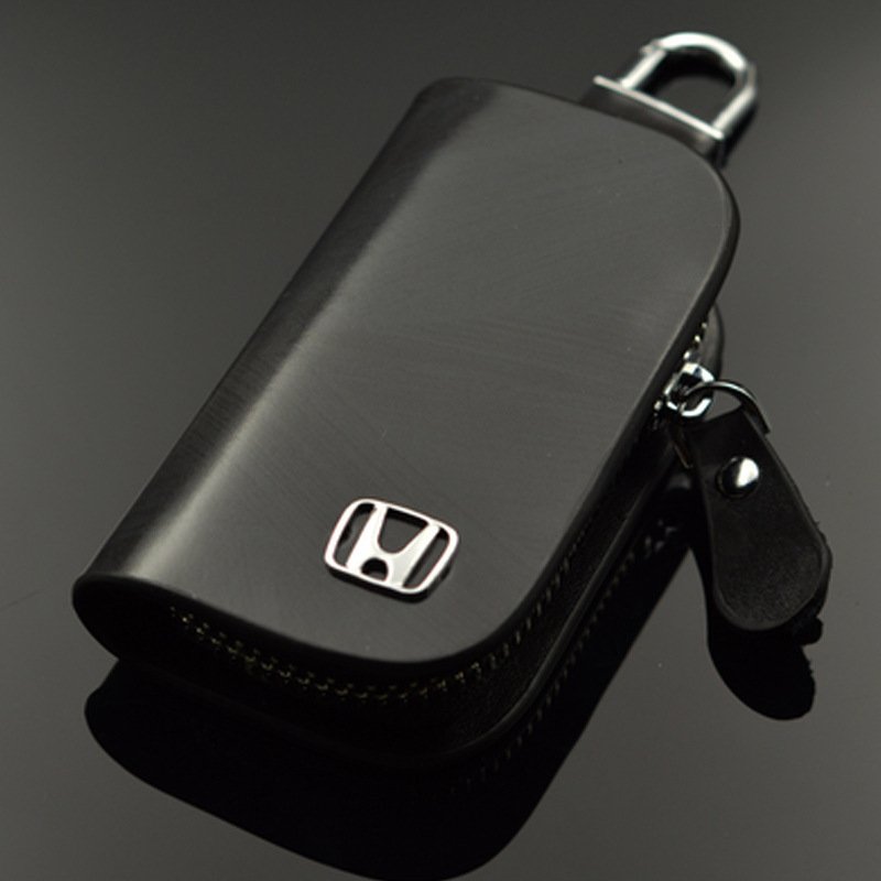 Hand hält kompaktes RFID Autoschlüssel Etui. Maximaler Keyless-Go Diebstahlschutz mit Funkschutz aus Leder.