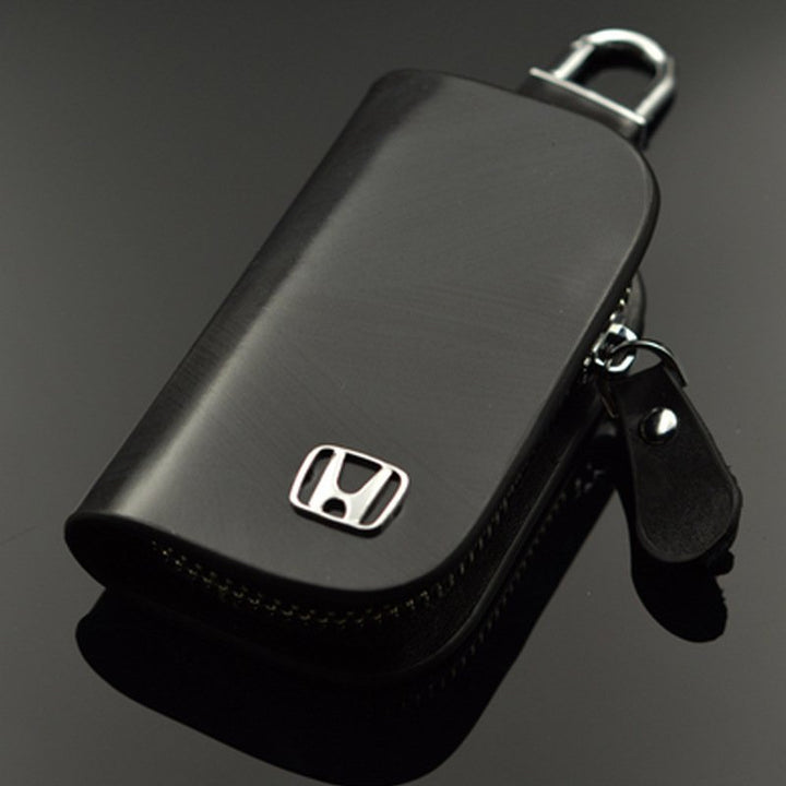 Hand hält kompaktes RFID Autoschlüssel Etui. Maximaler Keyless-Go Diebstahlschutz mit Funkschutz aus Leder.