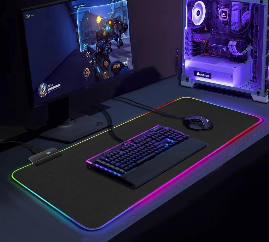 Beleuchtetes RGB Mauspad, 13 Lichtmodi. Schwarzes Computer Zubehör für Gaming-Atmosphäre im Büro.