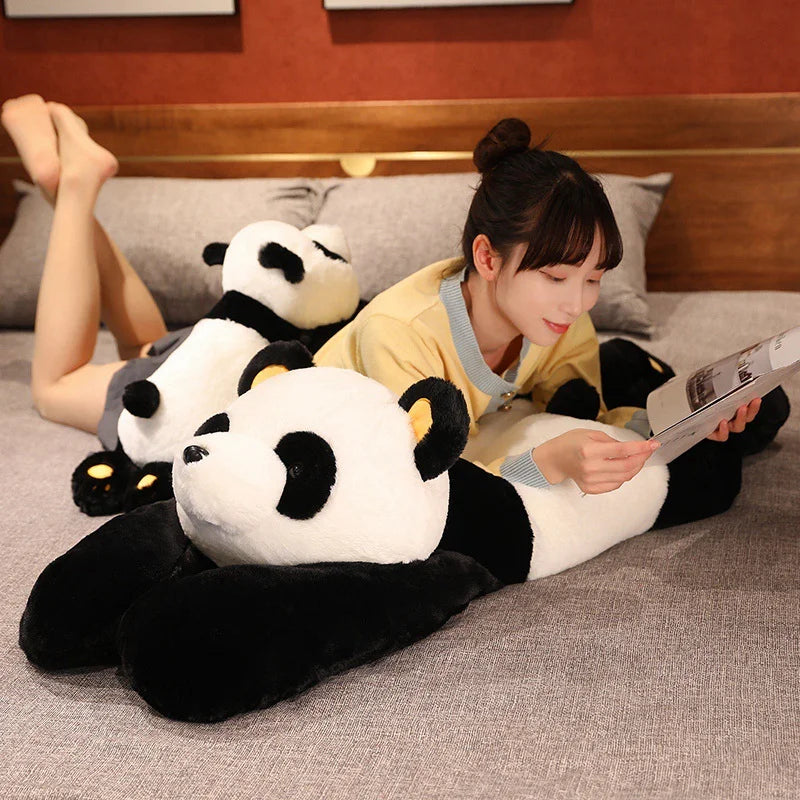 Gemütliches Riesen Panda Plüschtier. Großes, weiches Kuscheltier für extra Komfort im Kinderzimmer.