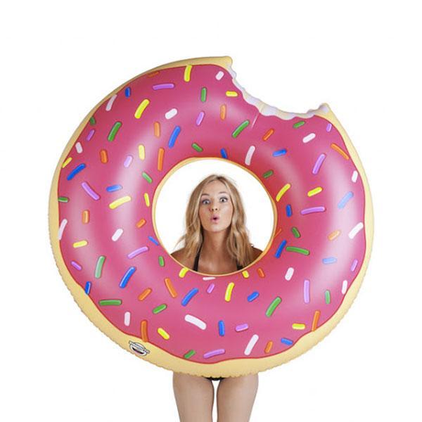 Aufblasbarer Erdbeer-Donut-Schwimmreifen. Großer Poolfloat als Wasserliege für entspannte Sommertage.