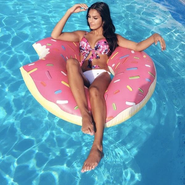 Schokoladen-Donut-Schwimmreifen, riesig & aufblasbar. Perfekter Poolfloat für Sommer-Relaxen am Wasser.