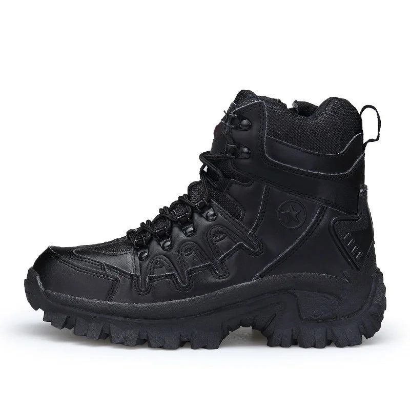Seitliche Ansicht robuster Herren-Trekkingschuhe mit griffiger Sohle. Bietet Komfort & Langlebigkeit beim Wandern.