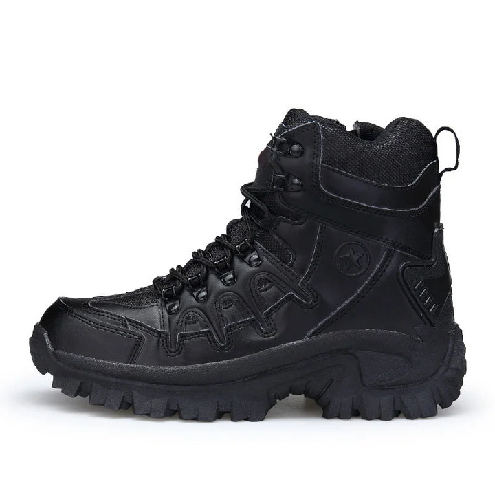 Seitliche Ansicht robuster Herren-Trekkingschuhe mit griffiger Sohle. Bietet Komfort & Langlebigkeit beim Wandern.