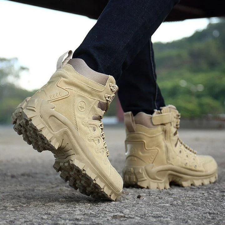 Paar hochwertige Herren-Wanderschuhe. Wasserdicht, griffig & komfortabel. Ideal für Trekking & Abenteuer in der Natur.