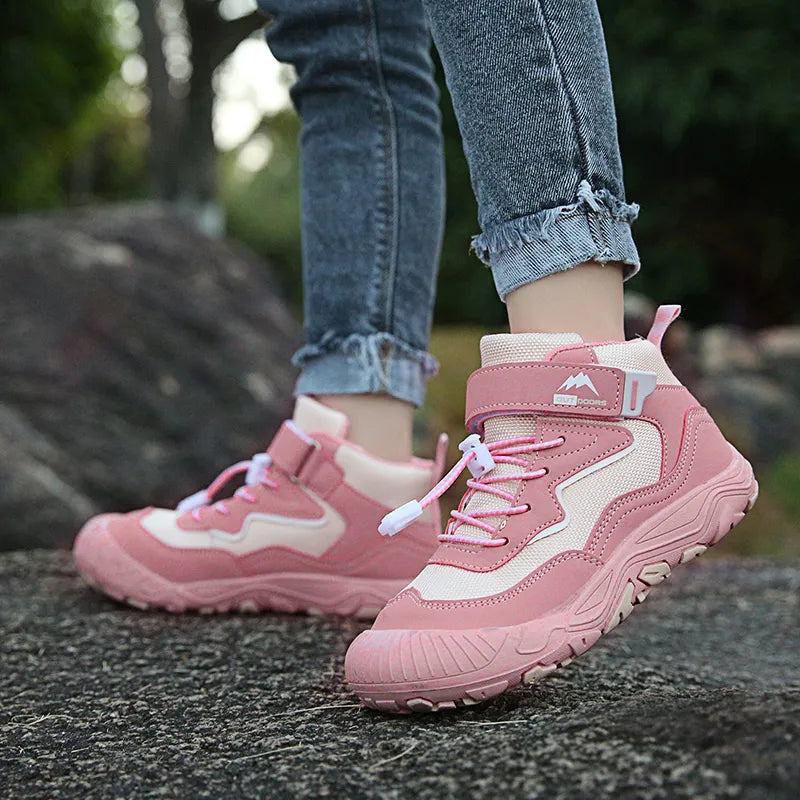 Robuste, bequeme Kinderschuhe für Outdoor-Abenteuer, wetterfest und rutschfest, ideal für Jungen und Mädchen.