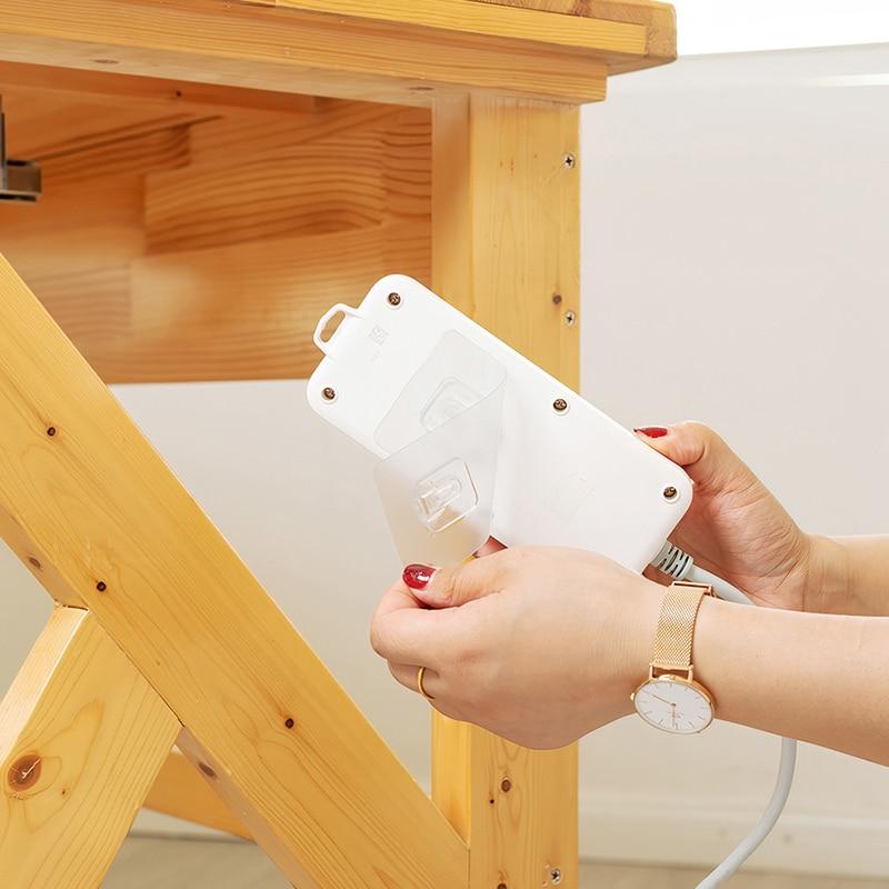 Platzsparende Klebehaken als Küchenhelfer, doppelseitig und selbstklebend für Utensilien.