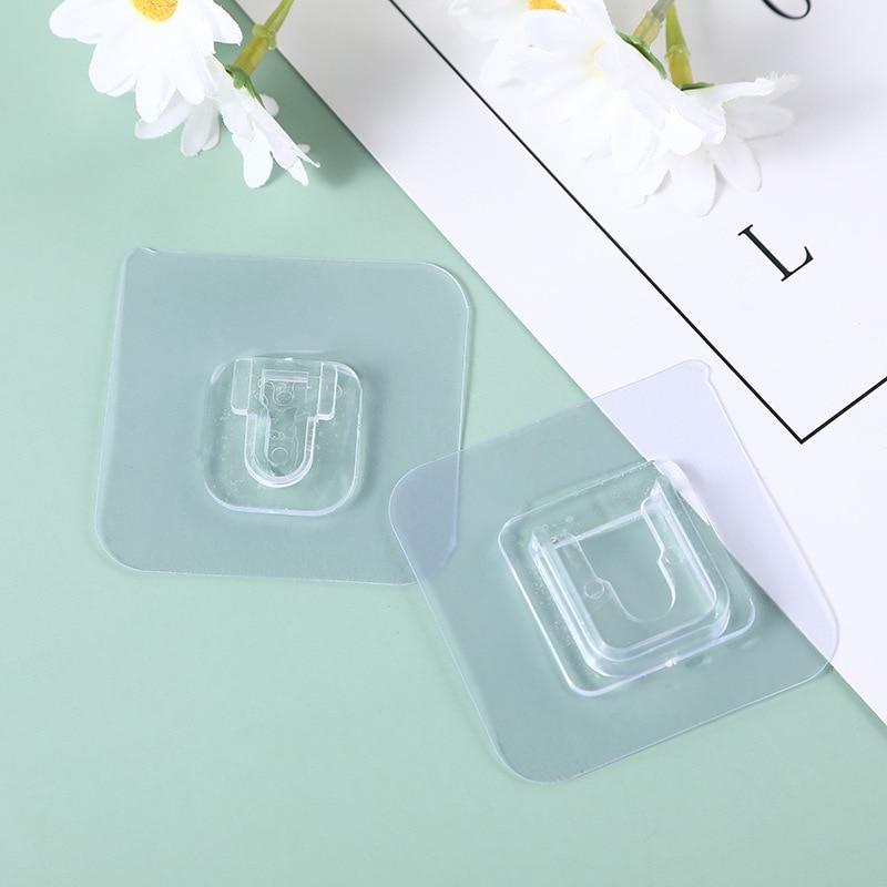 Detailansicht der transparenten, robusten doppelseitigen Klebehaken, bereit zum bohrfreien Aufhängen.