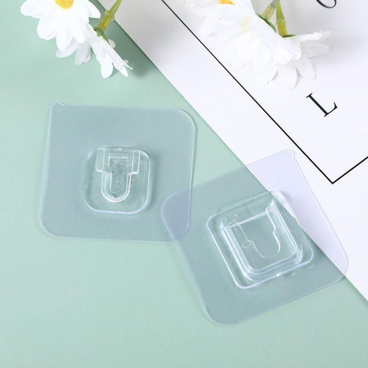Detailansicht der transparenten, robusten doppelseitigen Klebehaken, bereit zum bohrfreien Aufhängen.