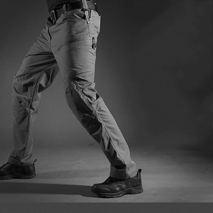 Robuste dunkelgraue Herren Wanderhose, wasserdicht und komfortabel für Outdoor-Abenteuer in den Bergen.