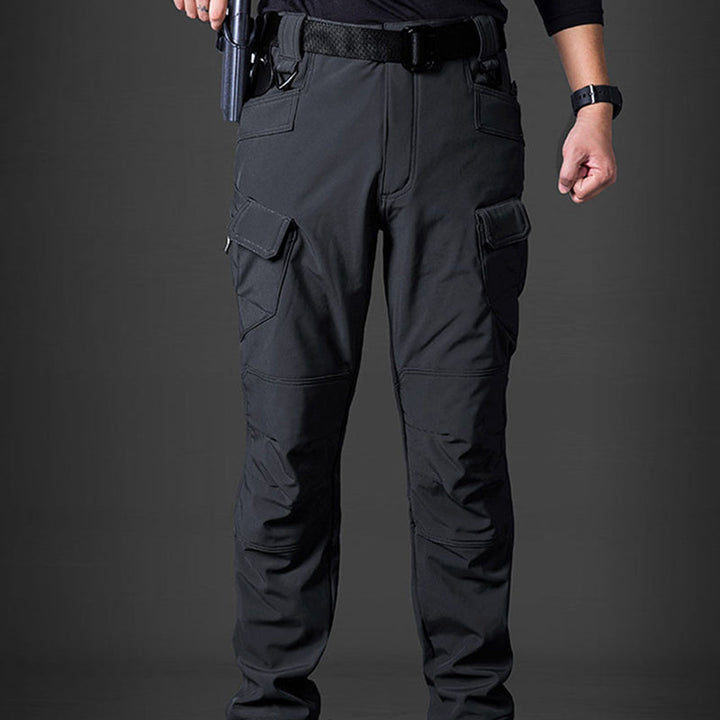 Robuste Herrenhose in Grau, wasserdicht und reißfest, optimal für anspruchsvolle Wanderungen und Geländebedingungen.