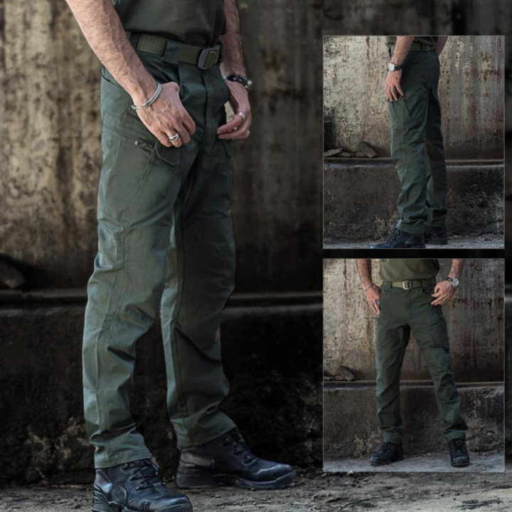 Mann trägt robuste Outdoorhose in den Bergen, perfekt für jedes Wetter dank wasserdichtem und strapazierfähigem Material.